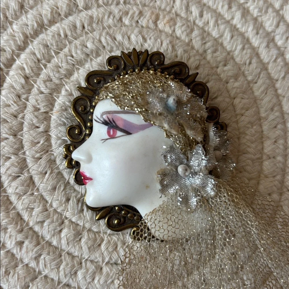 Vintage Porcelain Flapper Feminine Face Brooch with Metallic Veil - Picture 4 of 6
